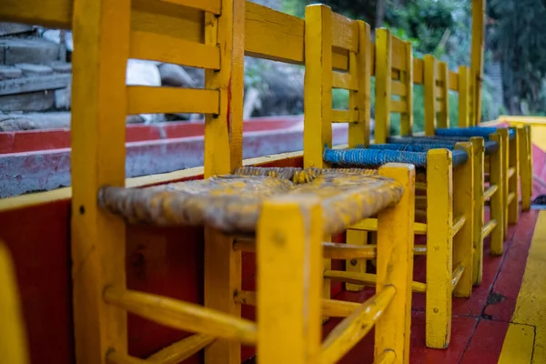 Kırsal sarı ve mavi ahşap sandalyeler bulanık arkaplan