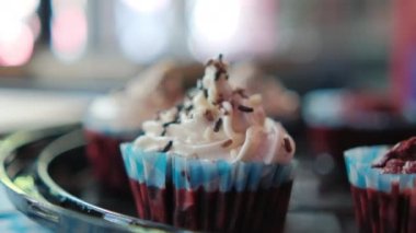 Arka planda pencere olan lezzetli kekler ve kekler.