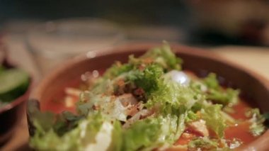 Bir kase lezzetli ve geleneksel Meksika pozolü.