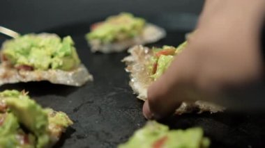 Geleneksel Meksika comalının üzerinde guacamole soslu domuz derisi.