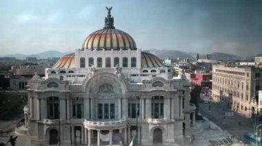 Mexico City 'den güzel sanatlar sarayı. Güzel mavi gökyüzünün altında.