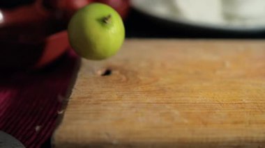 Tahta kesme tahtasına limon dilimleyen eller.