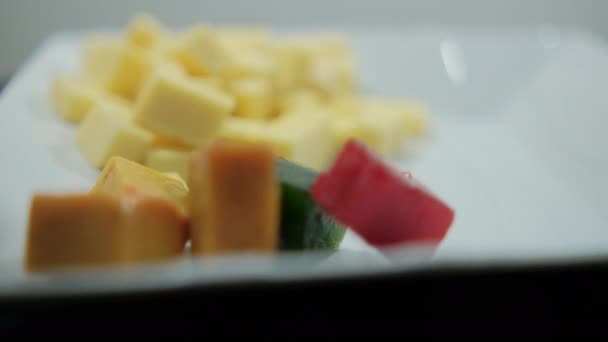Friss, felkockázott gyümölcspaszta és cheddar sajtkocka tálcán — Stock videók