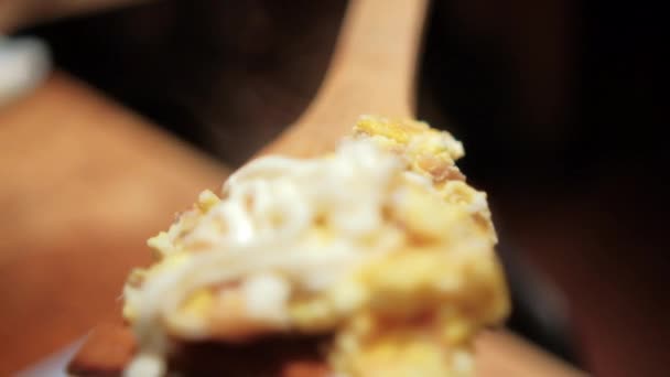 用切碎的火腿和融化的瓦哈卡芝士在木铲上的碎鸡蛋 — 图库视频影像