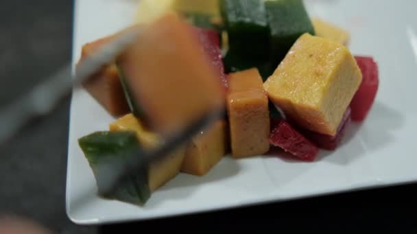 Frisch gewürfelte Fruchtpaste und Cheddar-Käsewürfel auf einem Teller — Stockvideo