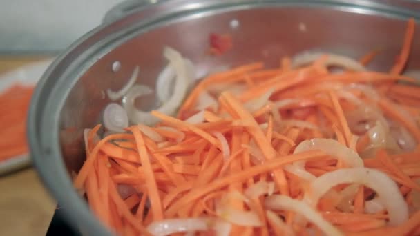 Ubi lezat, wortel, tomat, dan irisan bawang dalam panci masak — Stok Video