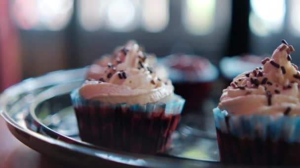 Νόστιμα cupcakes και muffins με φόντο το παράθυρο — Αρχείο Βίντεο