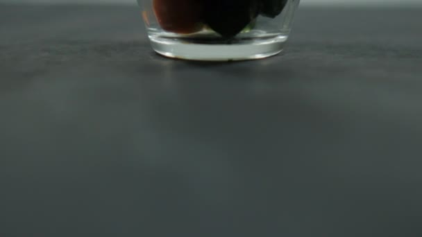 Coppa di cubetti di pasta di frutta fresca sopra la superficie nera — Video Stock