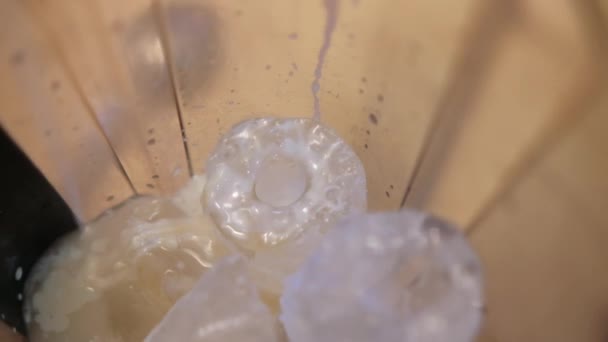 Плавний перегляд декількох кубиків льоду в блендері — стокове відео