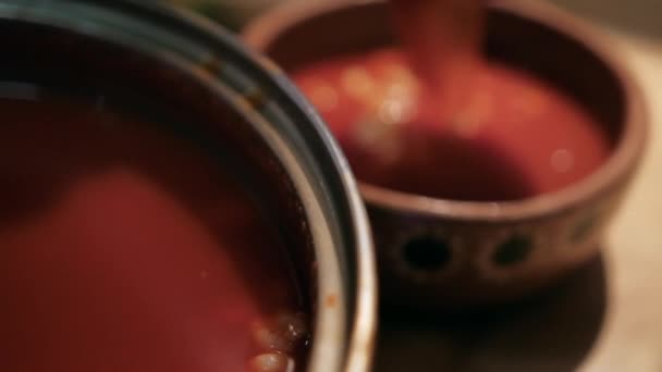 Schöpfkelle mit traditionellem mexikanischen Pozol in einer Tonschüssel — Stockvideo