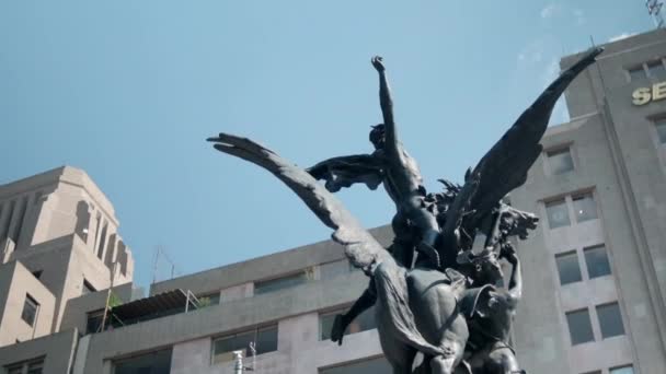 Bella statua dell'uomo e pegaso con edifici come sfondo — Video Stock