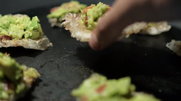 Cortezas de cerdo con guacamole en el tradicional comal mexicano — Vídeos de Stock