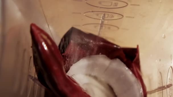 Kırmızı biber harmanlanırken üst görünüm — Stok video