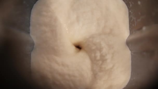 Bovenaanzicht van romige vanille milkshake in een blender — Stockvideo
