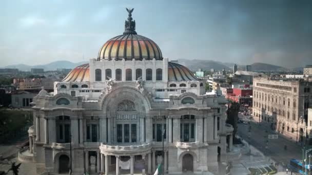 Palác výtvarných umění z Mexico City pod krásnou modrou oblohou — Stock video