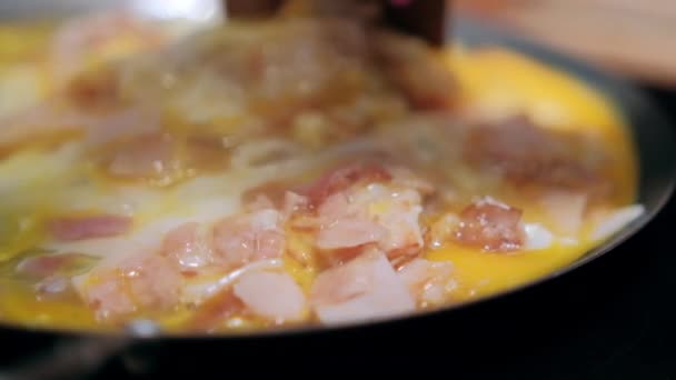 Nakrájená krůtí šunka a syrová míchaná vejce na kruhovém mřížce — Stock video