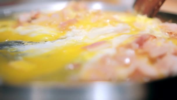 木铲混合切碎的火鸡肉火腿和网格子上的生炒蛋 — 图库视频影像
