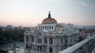 Mexico City 'den güzel sanatlar sarayının güzel manzarası gün batımında gökyüzünün altında