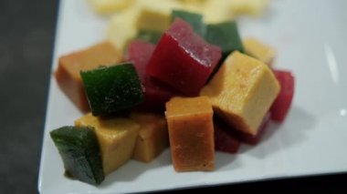 Taze kesilmiş meyve ezmesi ve tabakta çedar peyniri küpleri.