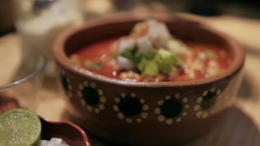 Bir kase lezzetli ve geleneksel Meksika pozolü.