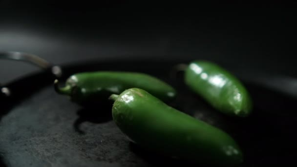 Зеленый перец чили на традиционном мексиканском комале — стоковое видео