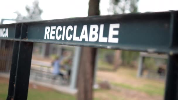 Ισπανική πινακίδα για οργανικά και ανακυκλώσιμα σκουπίδια με φόντο τα δέντρα — Αρχείο Βίντεο