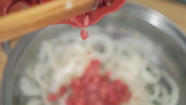 Despejar tomates picados para cozinhar panela com fatias de cebola — Vídeo de Stock