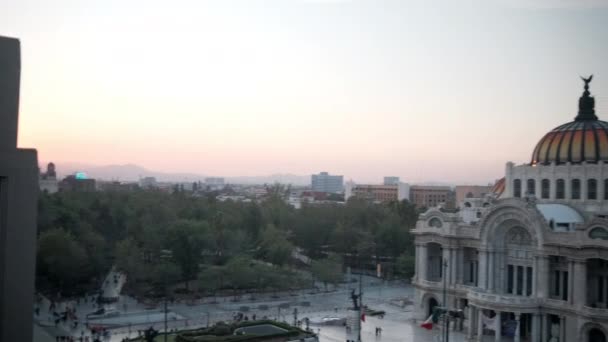 Hermosa vista del Palacio de Bellas Artes desde la Ciudad de México bajo el cielo del atardecer — Vídeos de Stock