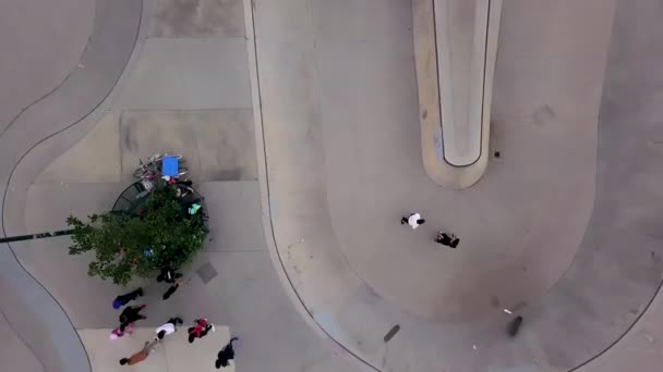 Аерофотозйомка молодих людей у скейт-парку — стокове відео