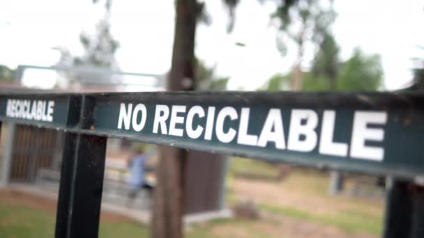 Sinal espanhol para lixo reciclável e não reciclável com árvores como fundo — Vídeo de Stock