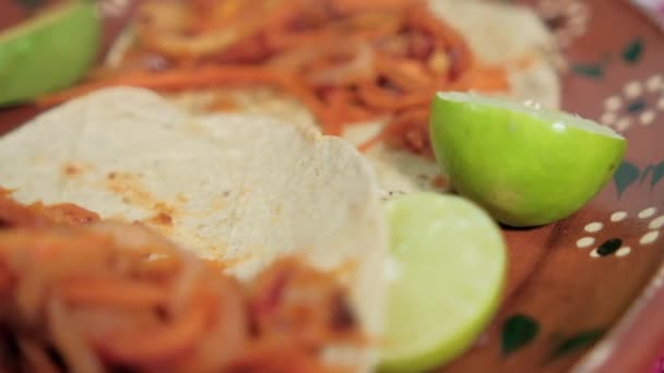 Wegańskie tacos meksykańskie tinga na tradycyjnym glinianym talerzu — Wideo stockowe