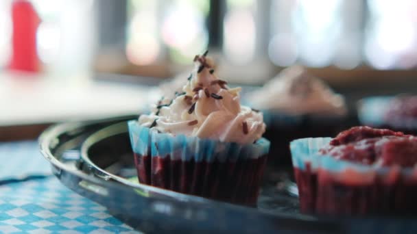 Lahodné dortíky a muffiny s oknem jako pozadím — Stock video