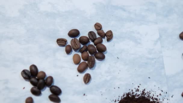 Sked av kaffe, stjärnanis frön och kaffebönor på vit yta — Stockvideo