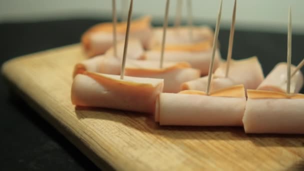 Rouleaux de jambon de Turquie avec cure-dents sur planche à découper — Video