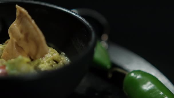 Mangkuk guacamole di Meksiko comal dihiasi dengan tortilla chip dan sayuran — Stok Video
