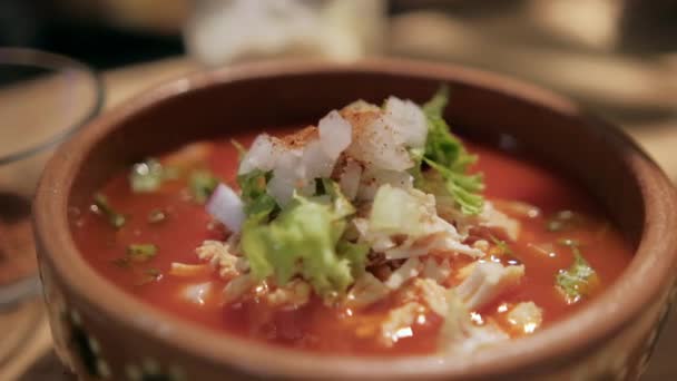 स्वादिष्ट आणि पारंपारिक मेक्सिकन पोझोलची क्ले बाऊल — स्टॉक व्हिडिओ