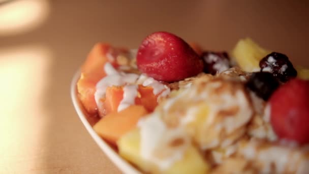 얇게 썬 과일을위에 크림 과 오트밀을 얹은 요리 — 비디오