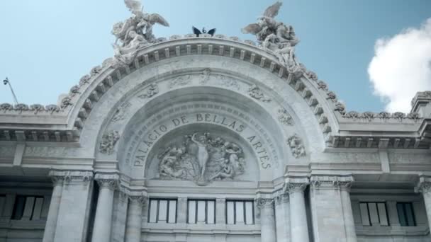 Hermoso Palacio de Bellas Artes de la Ciudad de México bajo el cielo azul — Vídeos de Stock