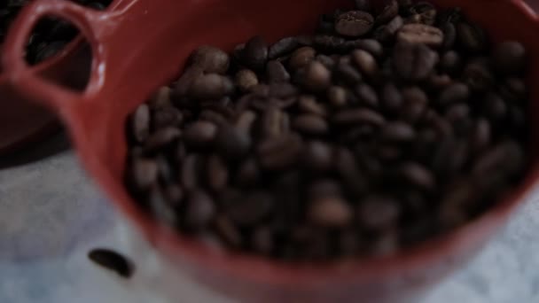 Tre krukor rostade kaffebönor och stjärnanis frön på vit yta — Stockvideo