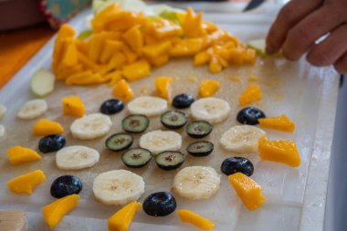 Muz, mango ve böğürtlen dilimleri.