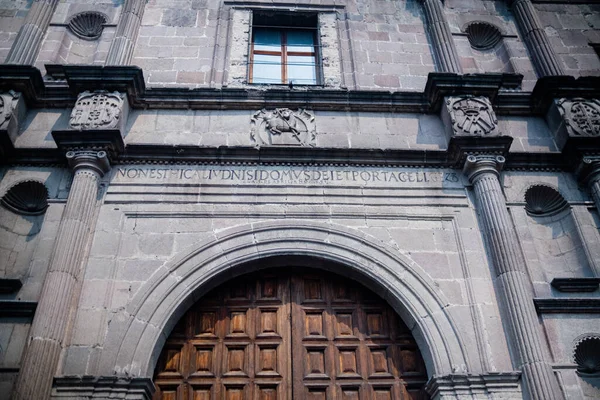 Μεγάλες ξύλινες πόρτες και πέτρινοι τοίχοι της παλιάς μεξικάνικης εκκλησίας — Φωτογραφία Αρχείου