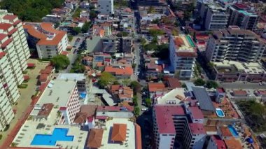 Puerto Vallarta, Meksika 'daki binaların ve tatil beldelerinin havadan görünüşü