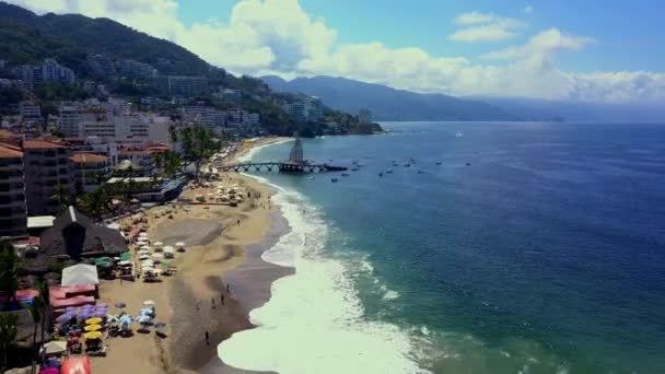 Bela vista aérea da praia de Puerto Vallarta e do Pier Los Muertos — Vídeo de Stock