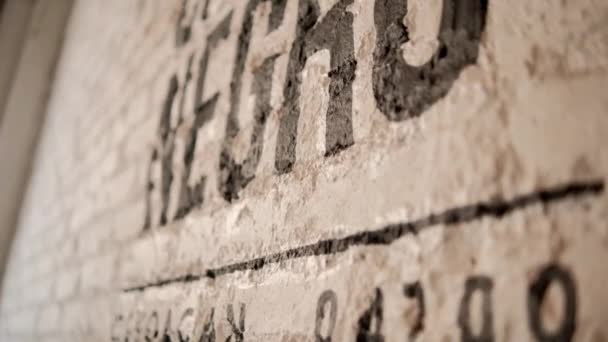Zwarte koffie geschreven in het Spaans op witte bakstenen muur — Stockvideo