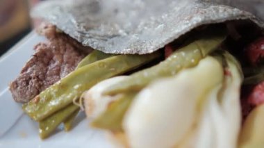 Meksika yeşil soğanı, nopales ve ince bifteklerin üzerine siyah mısır tortilla.
