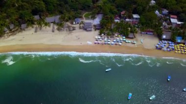 Huzurlu dalgaların ve Puerto Vallarta plajının güzel hava manzarası.