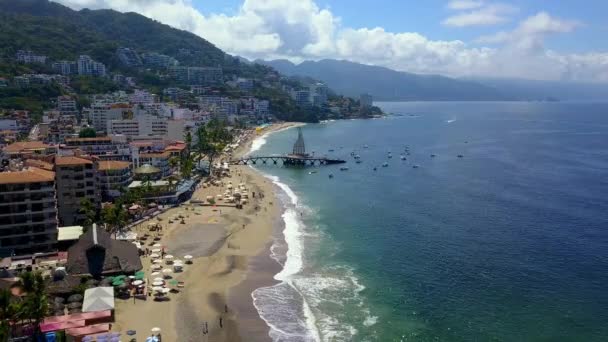 Prachtig uitzicht vanuit de lucht op het Puerto Vallarta strand en de Los Muertos Pier — Stockvideo