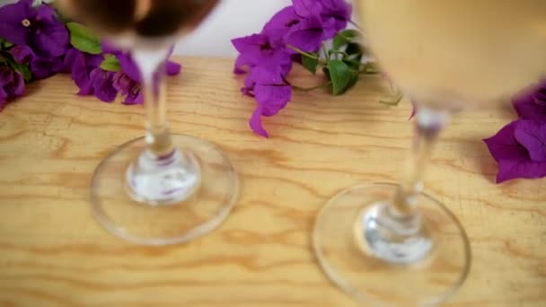 Getränke mit Erdbeer- und Kiwi-Scheiben auf einer von Blumen umgebenen Holzoberfläche — Stockvideo