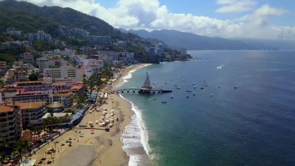 Вид с воздуха на пляж Пуэрто-Вальярта и Лос-Муэртос-Пьер — стоковое видео