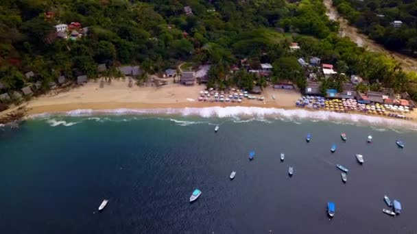 Prachtig uitzicht vanuit de lucht op rustige golven en het Puerto Vallarta strand — Stockvideo